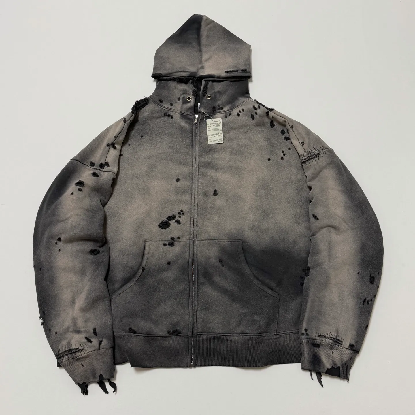 SAINT Mxxxxxx DBL FACE ZIP UP HOODIE/CHARCOAL Double-layer destroyed waffle zipper jacket, washed black S-XL, a style that has been used in the summer. After continuous fine polishing, it has finally been shipped. The finished product is simply a work of art. Super heavy washing to make the weather look old. Multiple water fades. Excessive manual wormhole damage processing. Deconstruction and reorganization embroidery technology. Custom-made zipper with LOGO. The color details of the zipper webbing are also correct. Original grade fruit main label and wash water label. Top purchasing grade. A layer of waffle fabric is added to the inner lining to make the overall texture stronger and increase the comfort and warmth of the wearer.